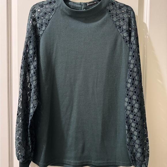 MIHOLL Tops - Women's Green Lace Sleeve Top